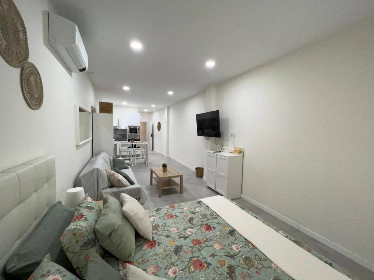 Centro Estudio Trinidad Malaga 3 Экстерьер фото