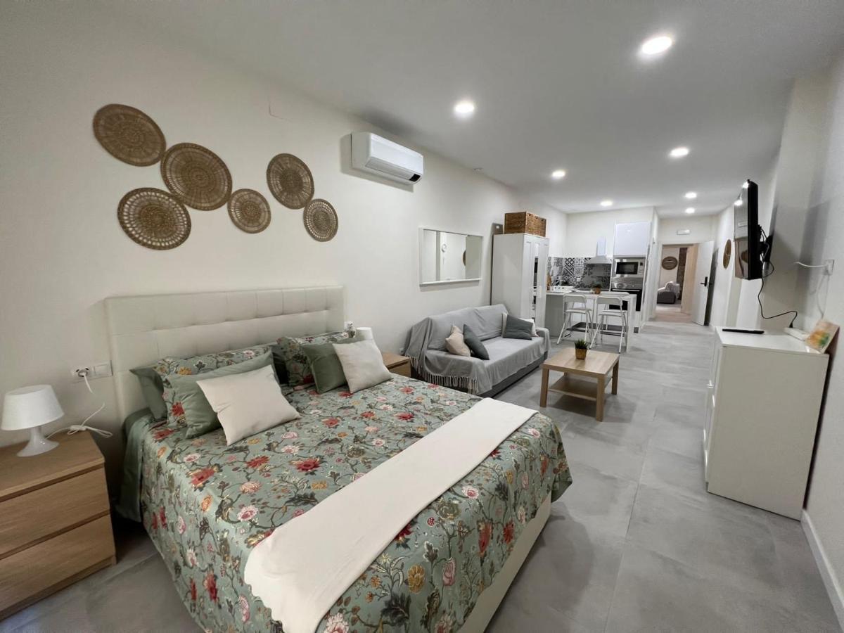 Centro Estudio Trinidad Malaga 3 Экстерьер фото