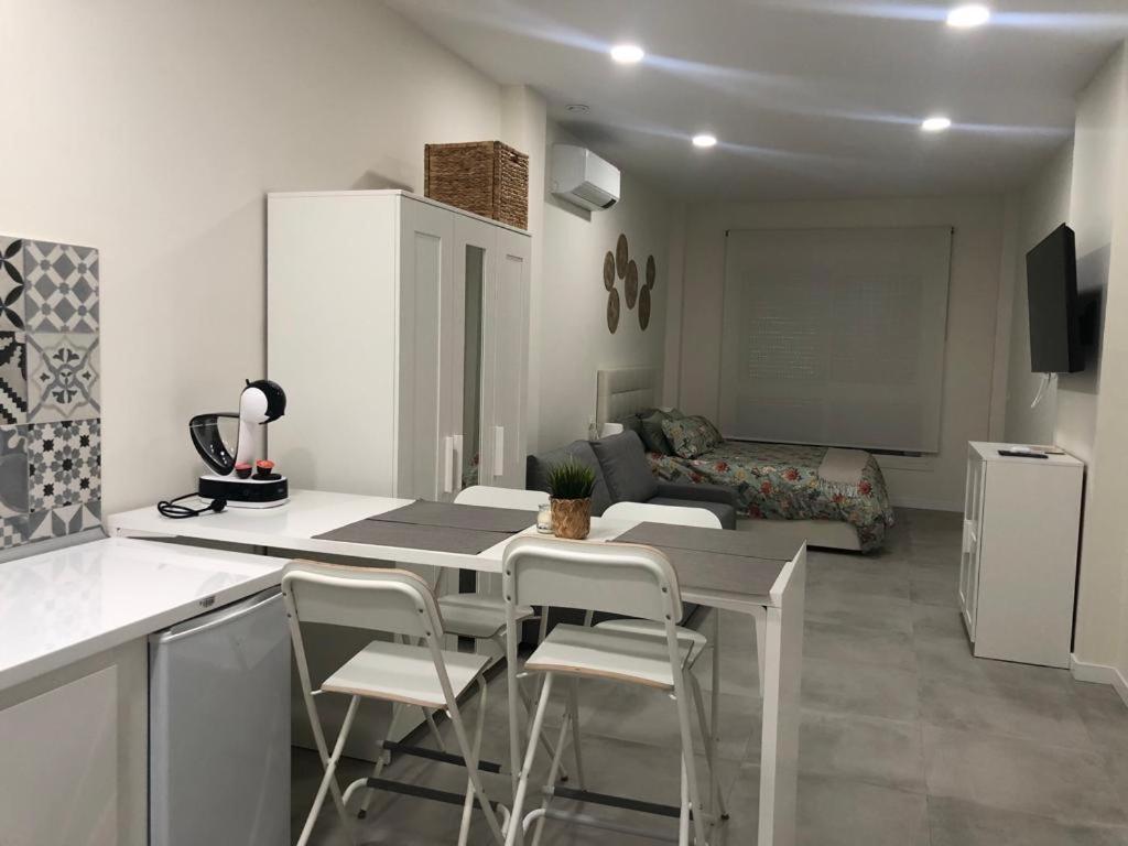 Centro Estudio Trinidad Malaga 3 Экстерьер фото